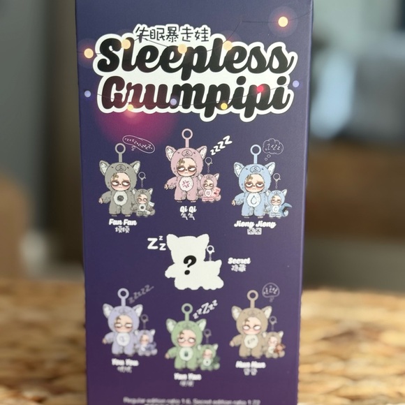 Sleepless Grumpipi Vinyl Figure - Picture 3 of 4